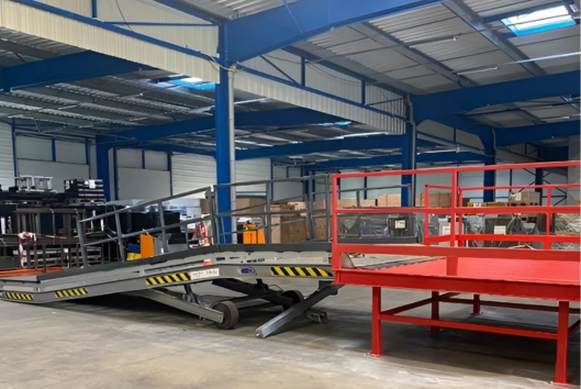 mcd 27 installation de fermetures industrielles a caen 14 rampe et table de manutention